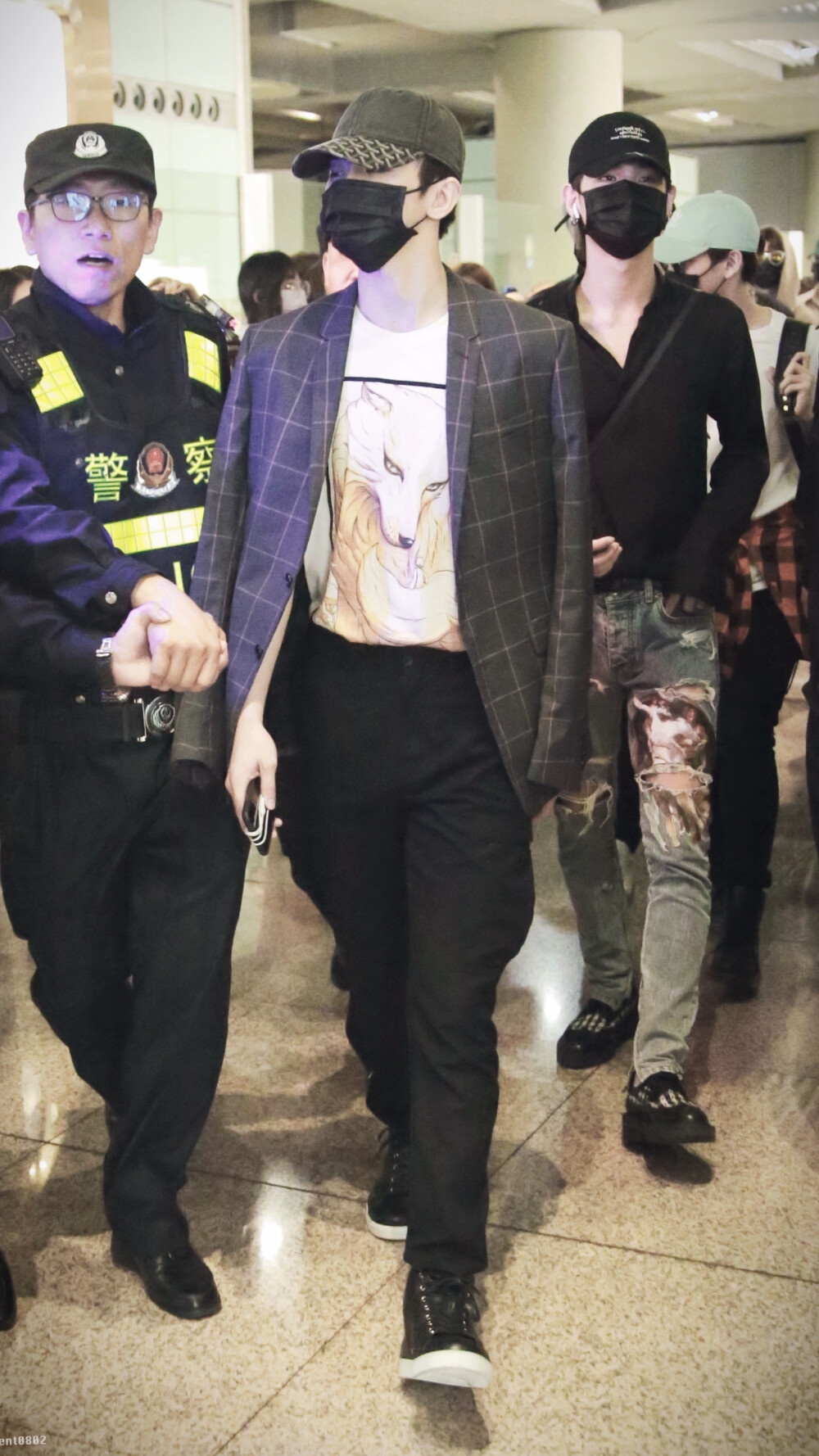 蔡徐坤｜站子图 高清
【2018/4/29机场照 哥哥回家啦❤ 图源微博@Lridescent0802_蔡徐坤】