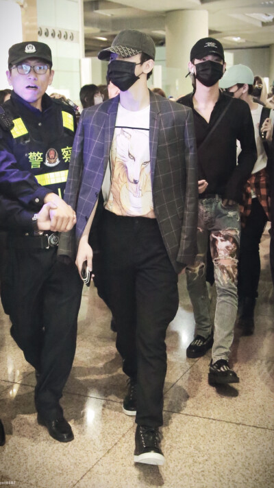 蔡徐坤｜站子图 高清
【2018/4/29机场照 哥哥回家啦❤ 图源微博@Lridescent0802_蔡徐坤】