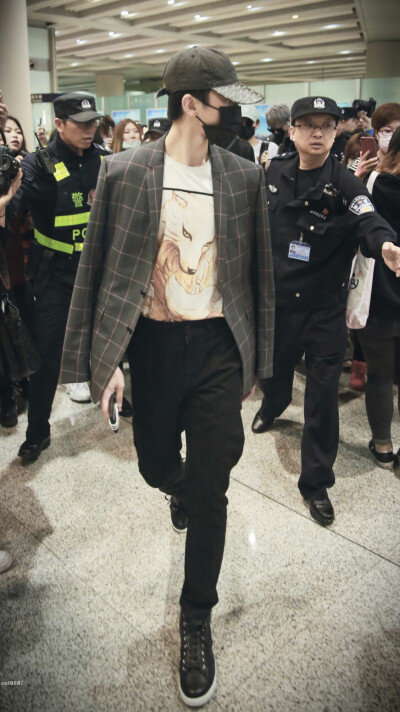 蔡徐坤｜站子图 高清
【2018/4/29机场照 哥哥回家啦❤ 图源微博@Lridescent0802_蔡徐坤】