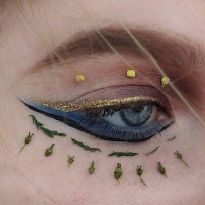 我想看着你的眼睛
听它诉说你的故事
by.Naleontalie