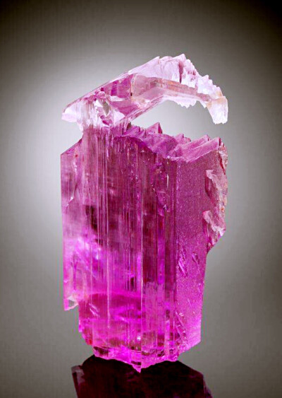 紫锂辉 Kunzite 的颜色还是很美的~ ​​​