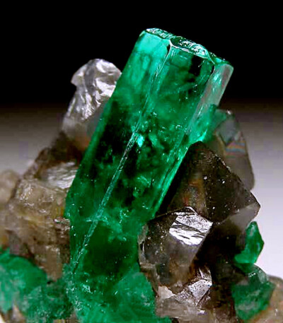 哥伦比亚 muzo 祖母绿矿标 （Emerald with Calcite Muzo Mine Colombia）这真的可以说是很贵很贵了。。。 ​​​