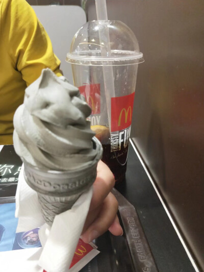 Mcdonald黑芝麻甜筒