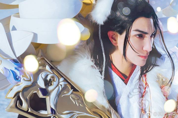剑网3 #藏秀# COS【披风礼盒 陌上窈窕】
说好的白色情人节贺图来啦~祝大家节日快乐，卷发选两名小伙伴各送九霄环佩X1哦~~~
=====
西湖初冬，正冰河月冻，云天低旷。
银铺世界，玉碾乾坤。
见有锦鲤破冰而出，悠游入画，醉染香屏。
携佳人兮倚芳褥，只愿相守朝与暮。
====
粉盒子成女：菜菜 粉盒子成男@闪闪发黑的2鬼
摄影后期：@七味zoe ~
和2鬼的一次难忘的合作！从COSER到摄影到助理集体在冰原上冻得失去智商[污]
这套片子又名：红鲤鱼绿鲤鱼与________.
感谢来帮忙的助理们：A叔，轻纱、帮会小伙伴的苗疆权志龙、西湖周杰伦（感受到了空前强大的助理阵容）
圈组织@黑天视觉COS官博