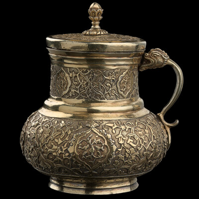 水罐
伊斯坦布尔，土耳其；
奥斯曼，苏丹塞利姆一世统治时期，公元1512-1520年
银镀金
高12.3厘米，宽10厘米，直径6.5厘米
这件小水罐是“屈塔希亚的亚伯拉罕”装饰风格，以15世纪末16世纪初的一组伊兹尼克陶器…