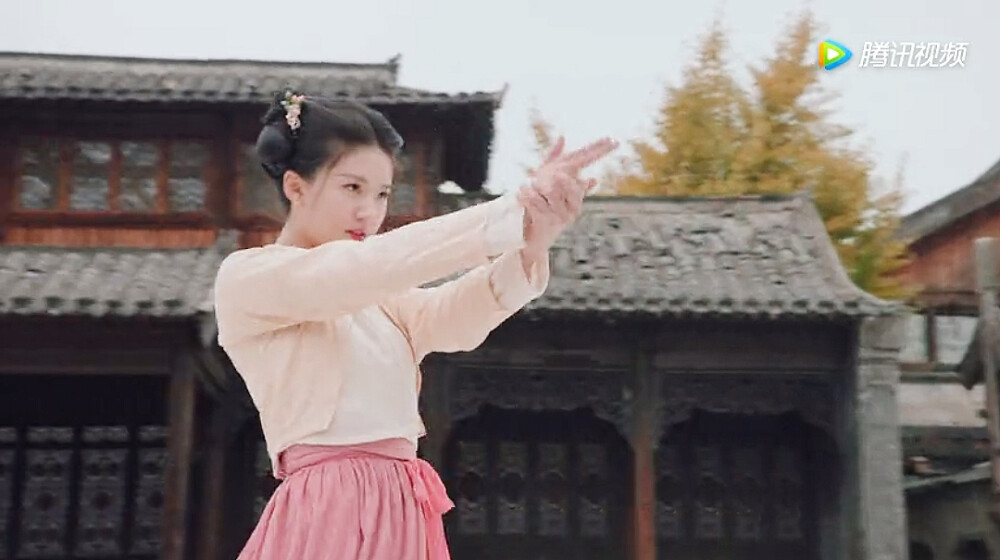 洛菲菲！赵露思。