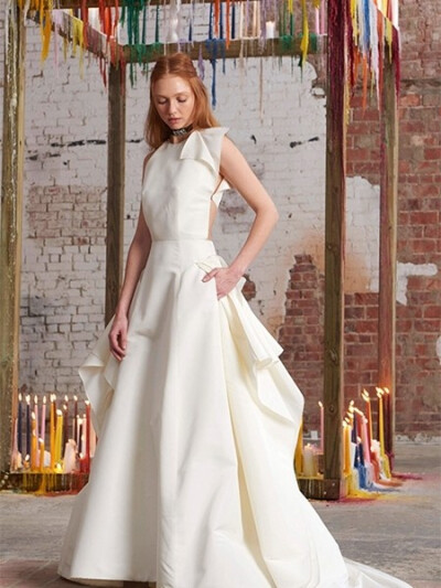 #婚纱#纯白的简约风格礼服，肩胛和裙摆的不规则设计别具一格。