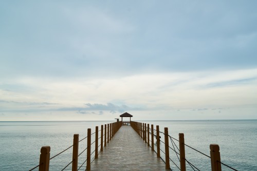 平静的码头风景图片
码头是海边、江河边专供乘客上下、货物装卸的建筑物。通常见于水陆交通发达的商业城市。人类利用码头，作为渡轮泊岸上落乘客及货物之用，其次还可能是吸引游人，及约会集合的地标。在码头周边常见的建筑或设施有邮轮、渡轮、货柜船、仓库、海关、浮桥、海鸥、鱼市场、海滨长廊、车站、餐厅、或者商场等。