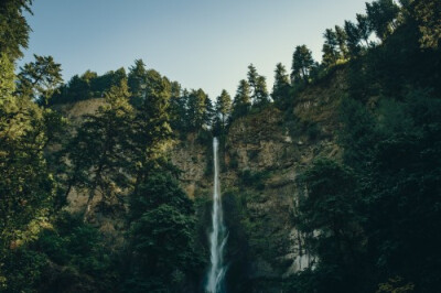 美国马尔特诺马瀑布
美国马尔特诺马瀑布（Multnomah Falls）位于俄勒冈州马尔特诺马县，是俄勒冈的一个知名旅游景点，每年都会吸引很多游客到此驻足欣赏美景。