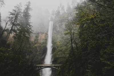 美国马尔特诺马瀑布
美国马尔特诺马瀑布（Multnomah Falls）位于俄勒冈州马尔特诺马县，是俄勒冈的一个知名旅游景点，每年都会吸引很多游客到此驻足欣赏美景。