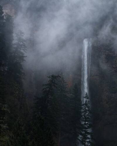 美国马尔特诺马瀑布
美国马尔特诺马瀑布（Multnomah Falls）位于俄勒冈州马尔特诺马县，是俄勒冈的一个知名旅游景点，每年都会吸引很多游客到此驻足欣赏美景。