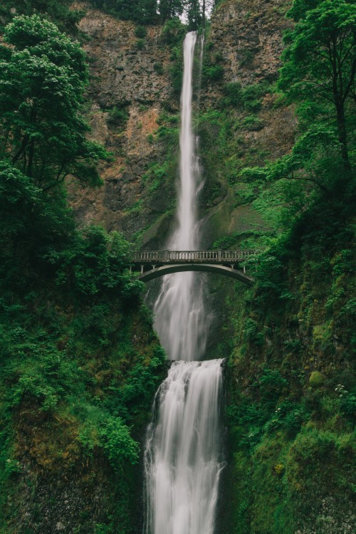 美国马尔特诺马瀑布
美国马尔特诺马瀑布（Multnomah Falls）位于俄勒冈州马尔特诺马县，是俄勒冈的一个知名旅游景点，每年都会吸引很多游客到此驻足欣赏美景。