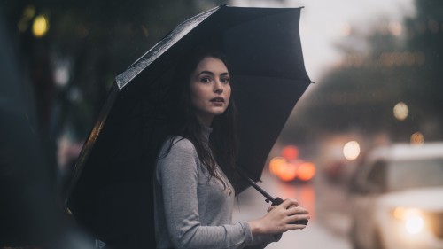 撑着伞的人图片下雨天，人们都会打一把伞出门，撑着伞行走，以免被雨打湿。