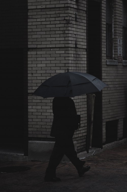 撑着伞的人图片下雨天，人们都会打一把伞出门，撑着伞行走，以免被雨打湿。