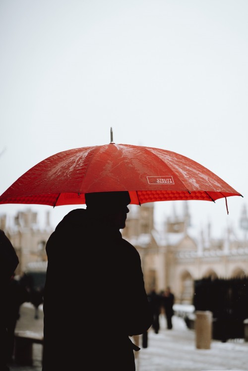 撑着伞的人图片下雨天，人们都会打一把伞出门，撑着伞行走，以免被雨打湿。