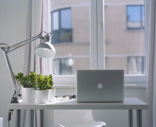 桌上的台灯图片
台灯（Desk lamp），是灯的一种，小巧精致，方便携带。此电器主要放置在写字台或餐桌上，以供照明之用。台灯的光亮照射范围相对比较小和集中.台灯主要是装饰作用，不会影响到整个房间的光线，作用局限在台灯周围，便于阅读、学习、工作。