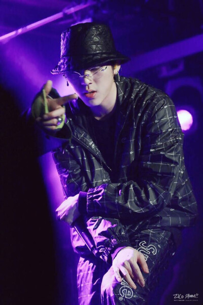 【公演】180429 Penomeco 1st Solo Concert [FILM] 饭拍高清8p
cr.zico_square ?? ???