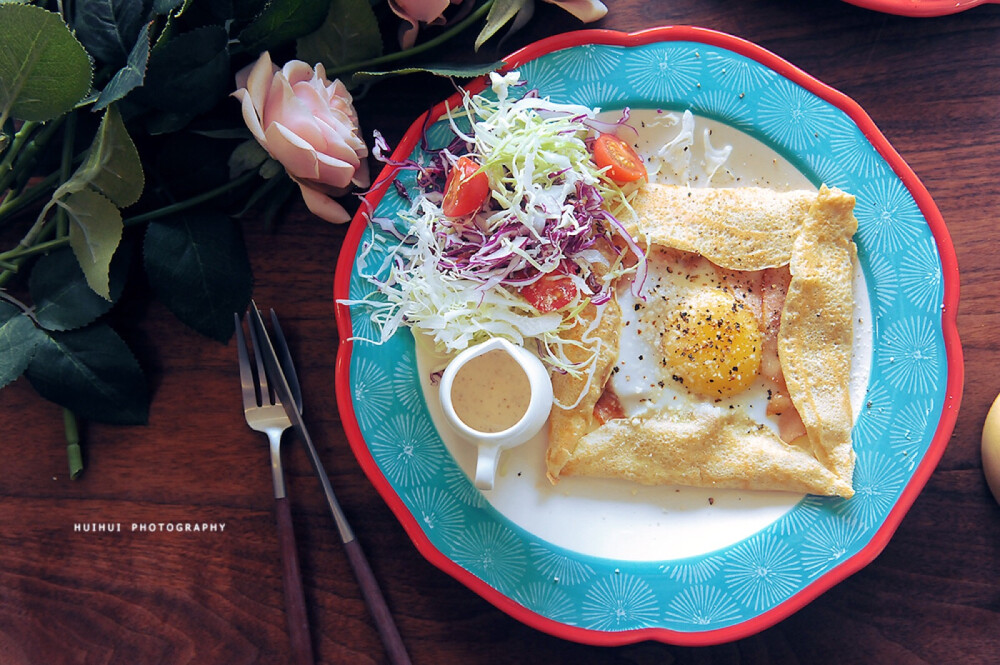 早安，今日早餐：燕麦培根煎饼+蔬菜沙拉+牛奶。
今儿把燕麦培根煎饼的方子写出来啦~~真的好好看~~而且一定要趁热吃才好吃，方子在最下面，喜欢这个煎饼的宝宝一定要试试哇！~