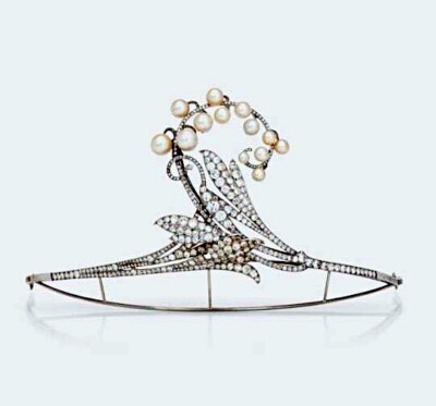 Tiara和胸针两用套装，灵感来自于山谷百合花。材质：钻石、珍珠、铂金；重量50克。珍珠的直径在4.2至7.7毫米之间，总钻石重量约为15克拉。法国，创作年份大约在1912-1925年