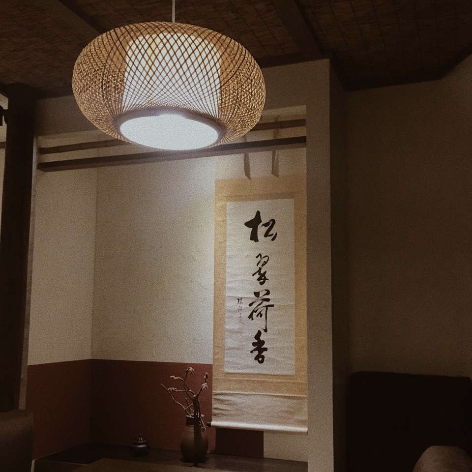 我不敢再痴迷留恋人间，扶着门七窍生烟的逃走了。