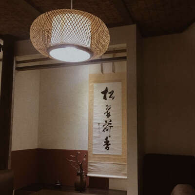 我不敢再痴迷留恋人间，扶着门七窍生烟的逃走了。