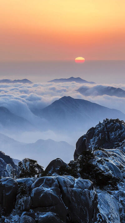 日落黄山—华为杂志锁屏
云山与暮色融为一体，分不清是山和天空投入了夜的怀抱，还是黑夜闯进了山与天的世界。©壹刻传媒