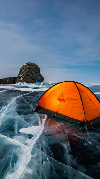 冰上露营—华为杂志锁屏
露营者们可以在深度冻结的冰湖上开始他们的帐篷之旅，这将是一个很酷的旅行经历©壹刻传媒