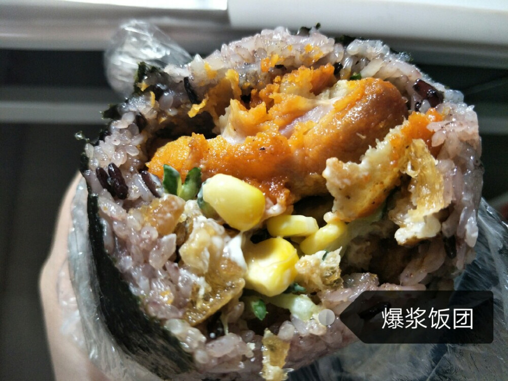 学校附近的台湾饭团 点的是爆浆鸡排的 一个挺大的吃多了会有点腻 其实点八块钱的就有点吃不下了哈哈 paid ¥9