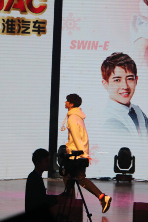 蔡徐坤今天笑了吗°