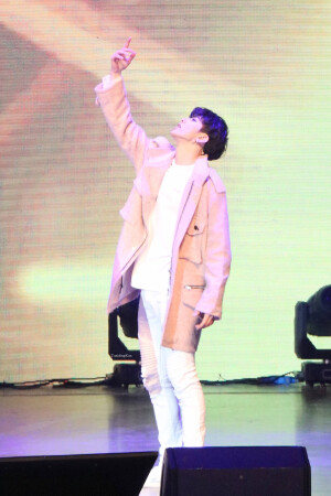 蔡徐坤今天笑了吗°