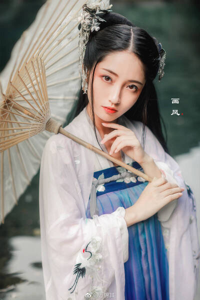画风
谁的秀发如烟 晕染了那一年
你的微笑浅浅画风很美
斗篷拂过窗沿 恰逢诗意少年
你檀香惊醒我的笔尖
模：@小温暖想要个大太阳
衣：@道定
摄：@万锦其 …