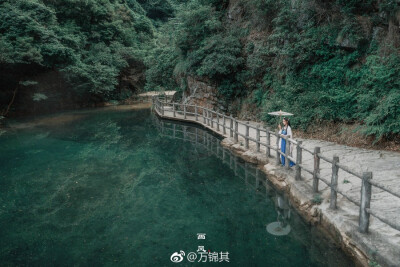 画风
谁的秀发如烟 晕染了那一年
你的微笑浅浅画风很美
斗篷拂过窗沿 恰逢诗意少年
你檀香惊醒我的笔尖
模：@小温暖想要个大太阳
衣：@道定
摄：@万锦其 …