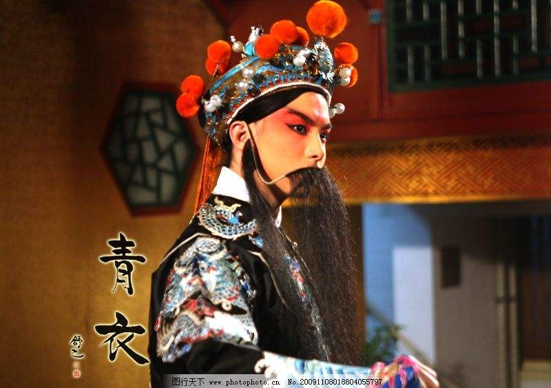 The MV's paintings will continue to switch, sometimes on the stage where Ma Tianyu plays the role of Qingyi’s painting of a kite.MV的画也会不断切换，有时是舞台上马天宇扮演青衣俯首画风筝的镜头，有时就是左右姹紫嫣红簇拥的民国花花公子。