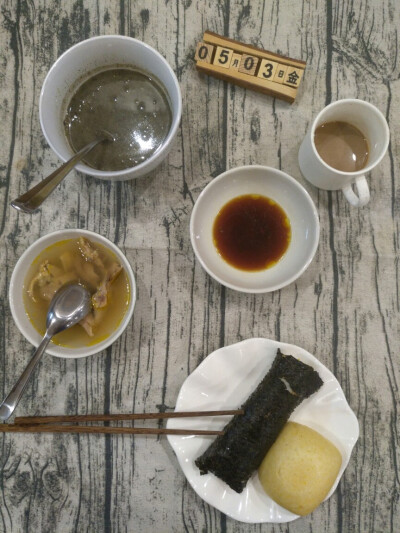 鸡汤+芝麻糊+紫菜饭卷