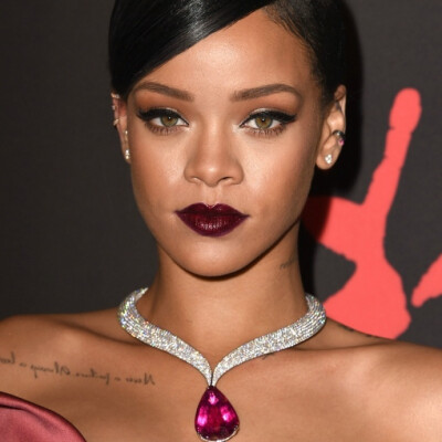 2014年12月11日周四，著名歌手蕾哈娜（Rihanna）在克拉拉莱昂纳尔慈善基金会(Clara Lionel Foundation)的第一届钻石舞上进行了精彩的演出。红地毯上她佩戴了著名珠宝品牌萧邦的Timepiece House系列，璀璨夺目。