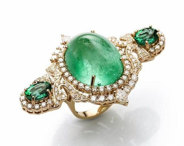 印度珠宝品牌 Farah Khan 推出珠宝系列 Le Jardin Exotique 金质指间戒，by Farah Khan。主石为一颗30.42克拉的哥伦比亚祖母绿，两侧各镶嵌一颗椭圆形切割祖母绿，以钻石点缀。