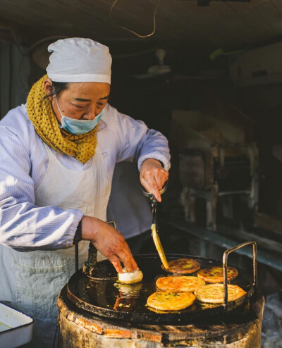 分享图片～ins美图，美食，中式早餐，油条，糍粑，茶叶蛋，煎饺锅贴，煎饼，馄饨，小笼包，包子，紫薯馒头，桂花汤圆，都是很真实的食欲了，早安。 ​​​