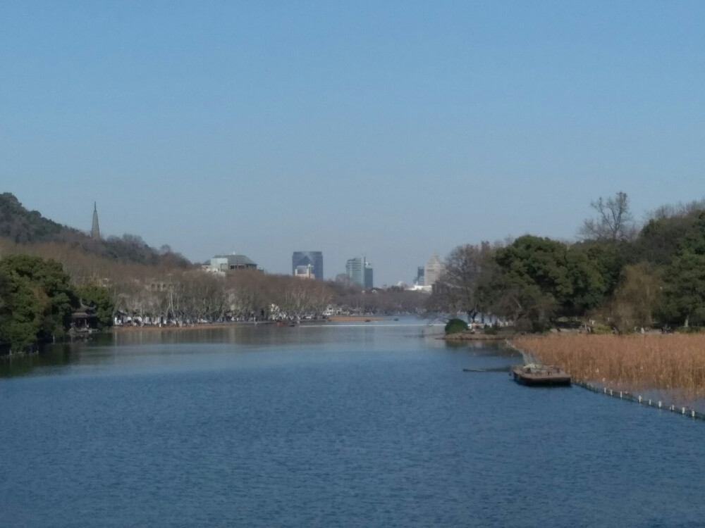 2018-2-13 城市:杭州 关键词:杭州地铁二号线、西湖、西泠印社 天气:晴
今天，妈妈和妹妹中午到达杭州家里，回杭州这几天我一直没有时间离开小区到西湖转转，也没有时间体验第一次乘坐杭州地铁二号线的感觉，这些我没时间做的事下午终于实现了。妈妈和我一起离开小区去外面游玩，我坐到杭州地铁二号线的感觉，真的和坐北京地铁二号线的感觉不一样，毕竟是第一次乘坐，不能不提有多么开心。还有一件事，今天我第一次去探访西泠印社，毕竟这几天看到了西泠印社最新消息对西泠印社产生了兴趣，妈妈她在断桥小学读书的那段时候经常去探访西泠印社。这一天下午，我不仅是第一次坐到杭州地铁二号线，又坐到了西湖观光电瓶车，还经过武林商街龙游路喝了奶茶吃了羊肉串，我感觉真是特别爽，特别满足。这张照片是我在坐杭州地铁二号线从小区旁边的墩祥街站到学院路站地铁上拍的一张照片，算是与杭州地铁二号线结缘了吧。