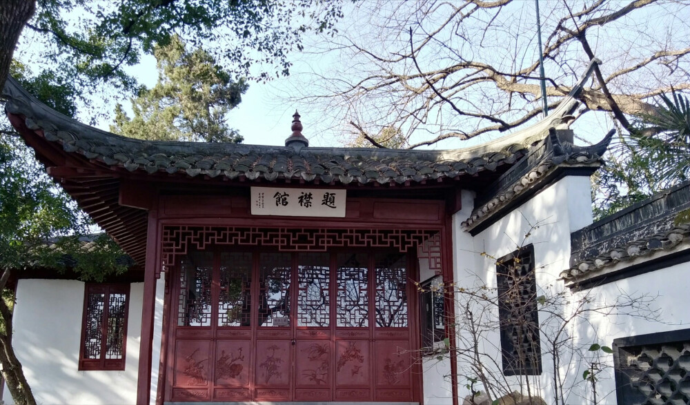 2018-2-13 城市:杭州 關(guān)鍵詞:杭州地鐵二號線、西湖、西泠印社 天氣:晴
今天，媽媽和妹妹中午到達(dá)杭州家里，回杭州這幾天我一直沒有時間離開小區(qū)到西湖轉(zhuǎn)轉(zhuǎn)，也沒有時間體驗(yàn)第一次乘坐杭州地鐵二號線的感覺，這些我沒時間做的事下午終于實(shí)現(xiàn)了。媽媽和我一起離開小區(qū)去外面游玩，我坐到杭州地鐵二號線的感覺，真的和坐北京地鐵二號線的感覺不一樣，畢竟是第一次乘坐，不能不提有多么開心。還有一件事，今天我第一次去探訪西泠印社，畢竟這幾天看到了西泠印社最新消息對西泠印社產(chǎn)生了興趣，媽媽她在斷橋小學(xué)讀書的那段時候經(jīng)常去探訪西泠印社。這一天下午，我不僅是第一次坐到杭州地鐵二號線，又坐到了西湖觀光電瓶車，還經(jīng)過武林商街龍游路喝了奶茶吃了羊肉串，我感覺真是特別爽，特別滿足。這張照片是我在坐杭州地鐵二號線從小區(qū)旁邊的墩祥街站到學(xué)院路站地鐵上拍的一張照片，算是與杭州地鐵二號線結(jié)緣了吧。