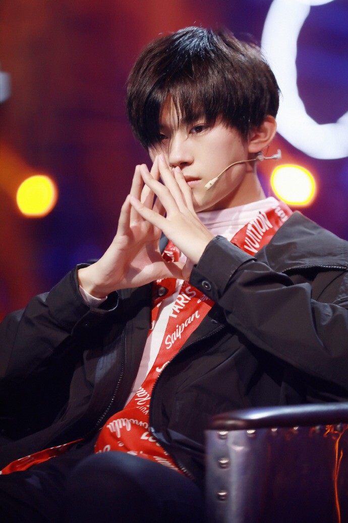 #说到街舞就能想到易烊千玺# 七强舞者battle即将上演，@TFBOYS-易烊千玺 与易燃装置战队多次为舞台呈现奇趣舞台，本次“脑洞”看点——纯粹locking大秀、跨界二次元、“仙女们”柔美爵士，1小时倒计时！超燃惊喜#这就是街舞# O今晚20：00 优酷视频冠军夜开战 ！ ​​​​