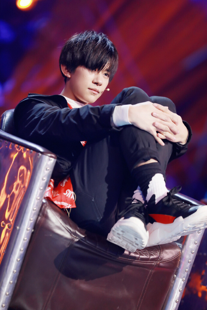 #说到街舞就能想到易烊千玺# 七强舞者battle即将上演，@TFBOYS-易烊千玺 与易燃装置战队多次为舞台呈现奇趣舞台，本次“脑洞”看点——纯粹locking大秀、跨界二次元、“仙女们”柔美爵士，1小时倒计时！超燃惊喜#这就是街舞# O今晚20：00 优酷视频冠军夜开战 ！ ​​​​