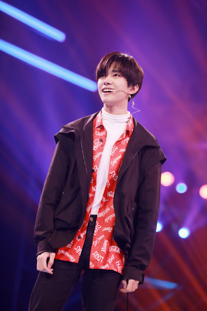 #说到街舞就能想到易烊千玺# 七强舞者battle即将上演，@TFBOYS-易烊千玺 与易燃装置战队多次为舞台呈现奇趣舞台，本次“脑洞”看点——纯粹locking大秀、跨界二次元、“仙女们”柔美爵士，1小时倒计时！超燃惊喜#这就是街舞# O今晚20：00 优酷视频冠军夜开战 ！ ​​​​