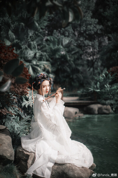 “这一世他白衣而来 舍身渡我两仪之惑
心上如何 红尘如何”
Model: @AmaiAmai-MILU
Photo: @Panda_青卿
jewelry：@酒酒最爱的悉茗茗
clothes：@珞语轩汉服工作室
师傅：@知竹zZ @夏弃疾_ 