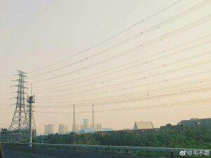 那里有看不完的盛景
这里有我的满怀深情。 
