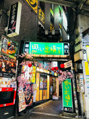 那里有看不完的盛景
这里有我的满怀深情。 
