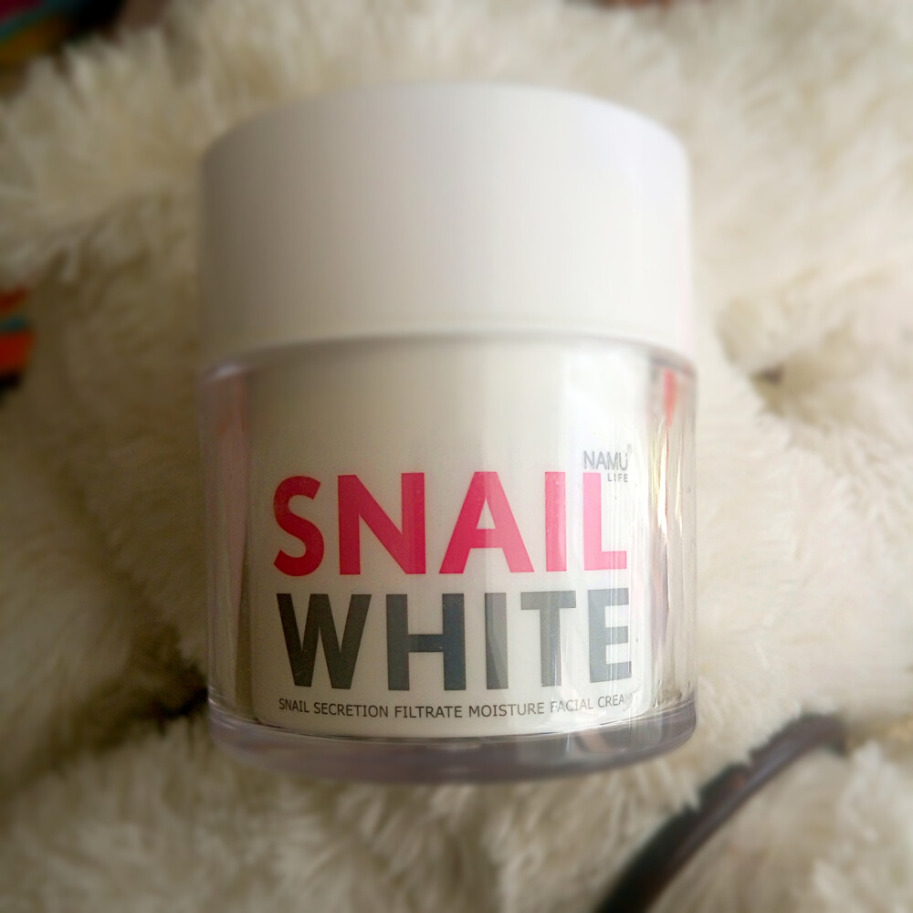 #拔草#泰国snail white白蜗牛霜50ml，泰代175RMB入。按压式，非常卫生，这点喜欢。膏体白色，质地拉丝，吸收有点慢，不油腻，冬天用滋润度不够，可能夏天会好用一点。说明上写美白保湿使肤色均匀还是不要想了，整体来说很一般。