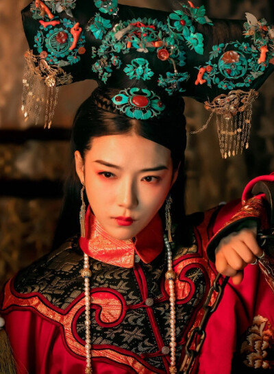 绣幕茫茫罗帐卷，春睡腾腾，困入娇波慢。