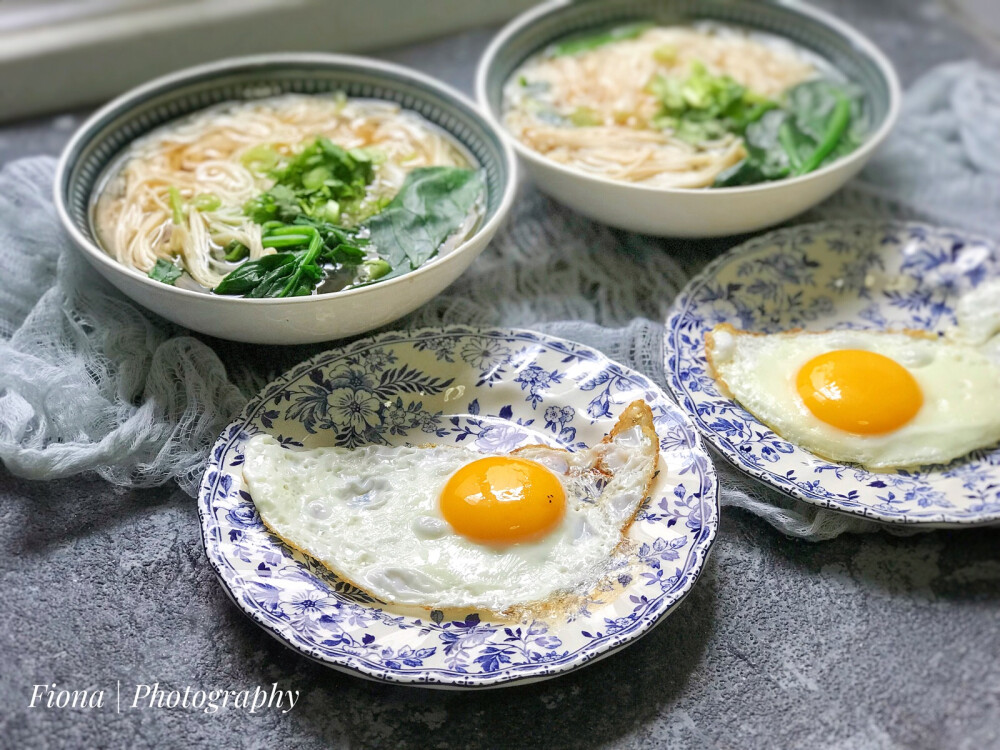 20180508早！今天吃香香挂面 烫了菠菜和金针菇 煎了鸡蛋 好满足的早餐！#每日两人份早餐ByFiona# #Fiona的小厨房#