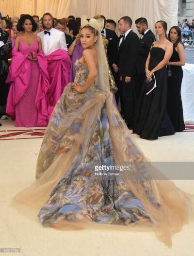 Ariana Grande a妹❤
GOD IS A WOMAN
现身今年Met Gala ​​​