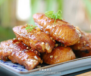 【蒜香鸡翅】鸡翅洗净沥干，两面用刀划开;加姜片、料酒、生抽、老抽、盐、黑胡椒、蜂蜜、香叶碎拌匀腌制半天；蒜切末；腌好的鸡翅用厨房纸吸干水份；不粘锅加油烧热转最小火，下入鸡翅；煎的时候，经常翻面，煎到两面微焦，筷子能轻易穿过鸡翅；撒入蒜末，并不断翻动鸡翅，把蒜末的香味煎出来。